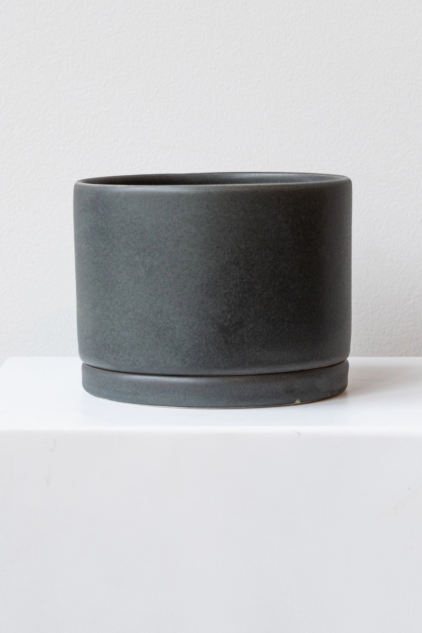 Round Planter Charcoal Large,indoor flower container
