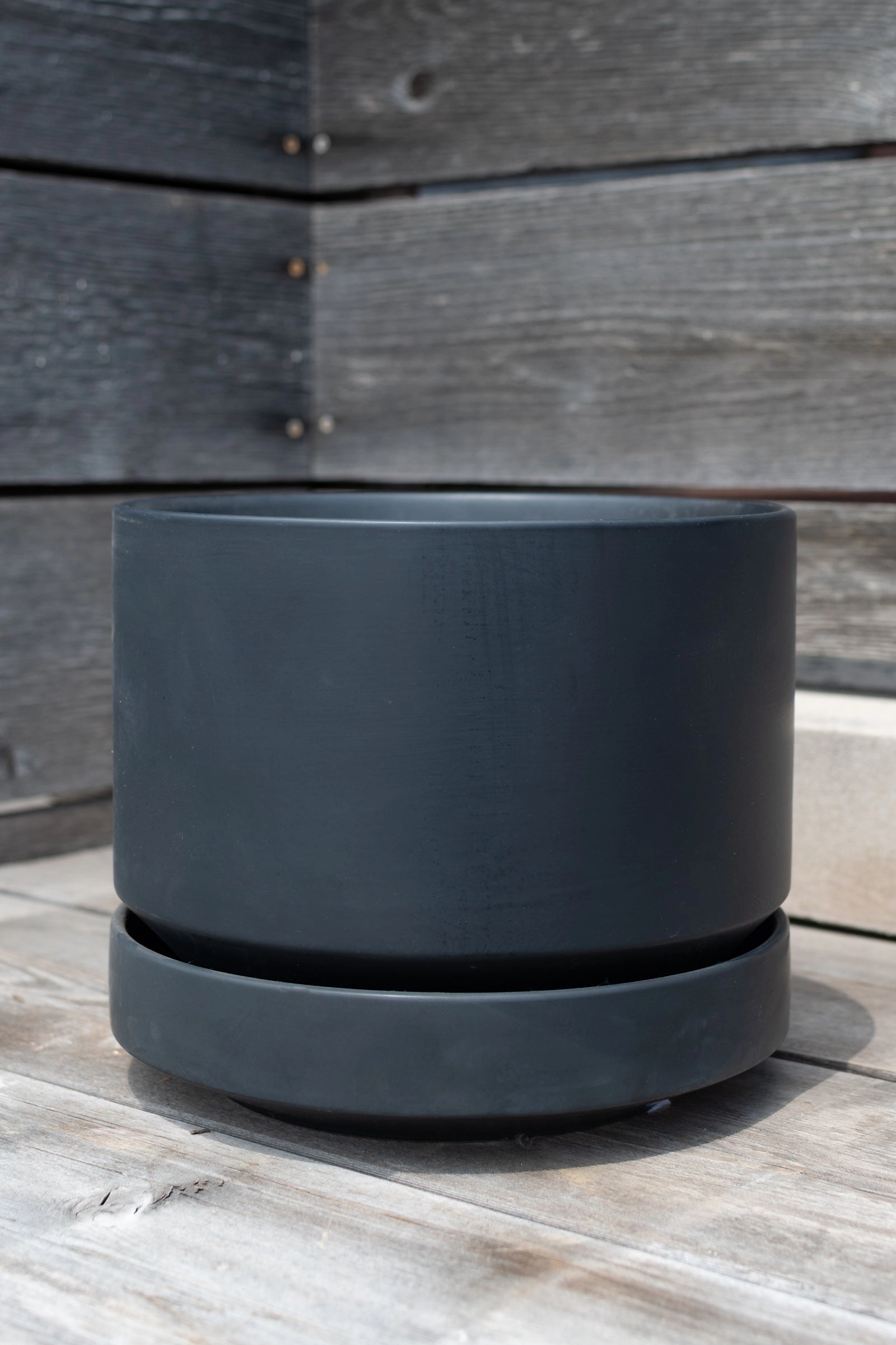 Round Two Planter Black 10"