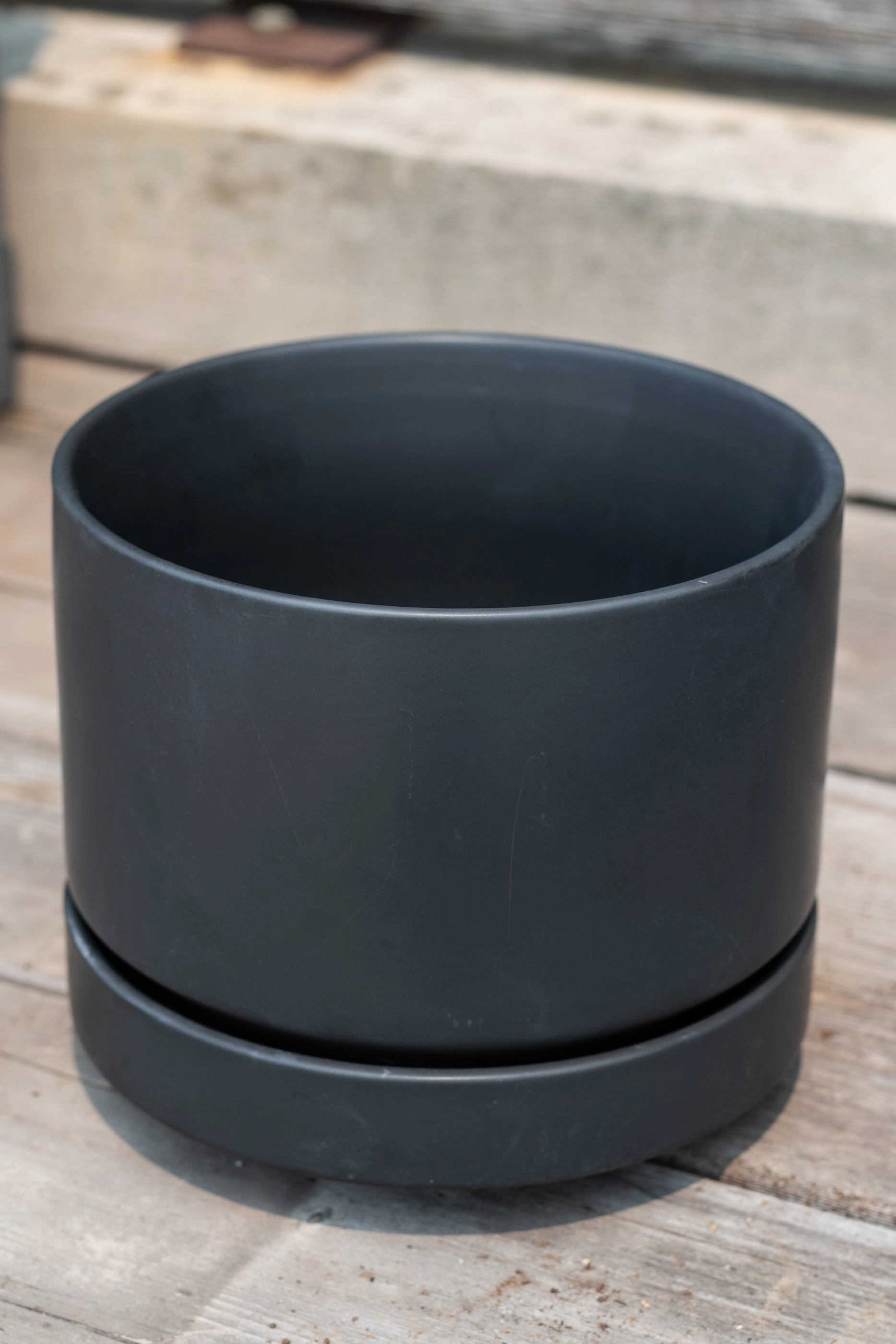 Round Two Planter Black 6"