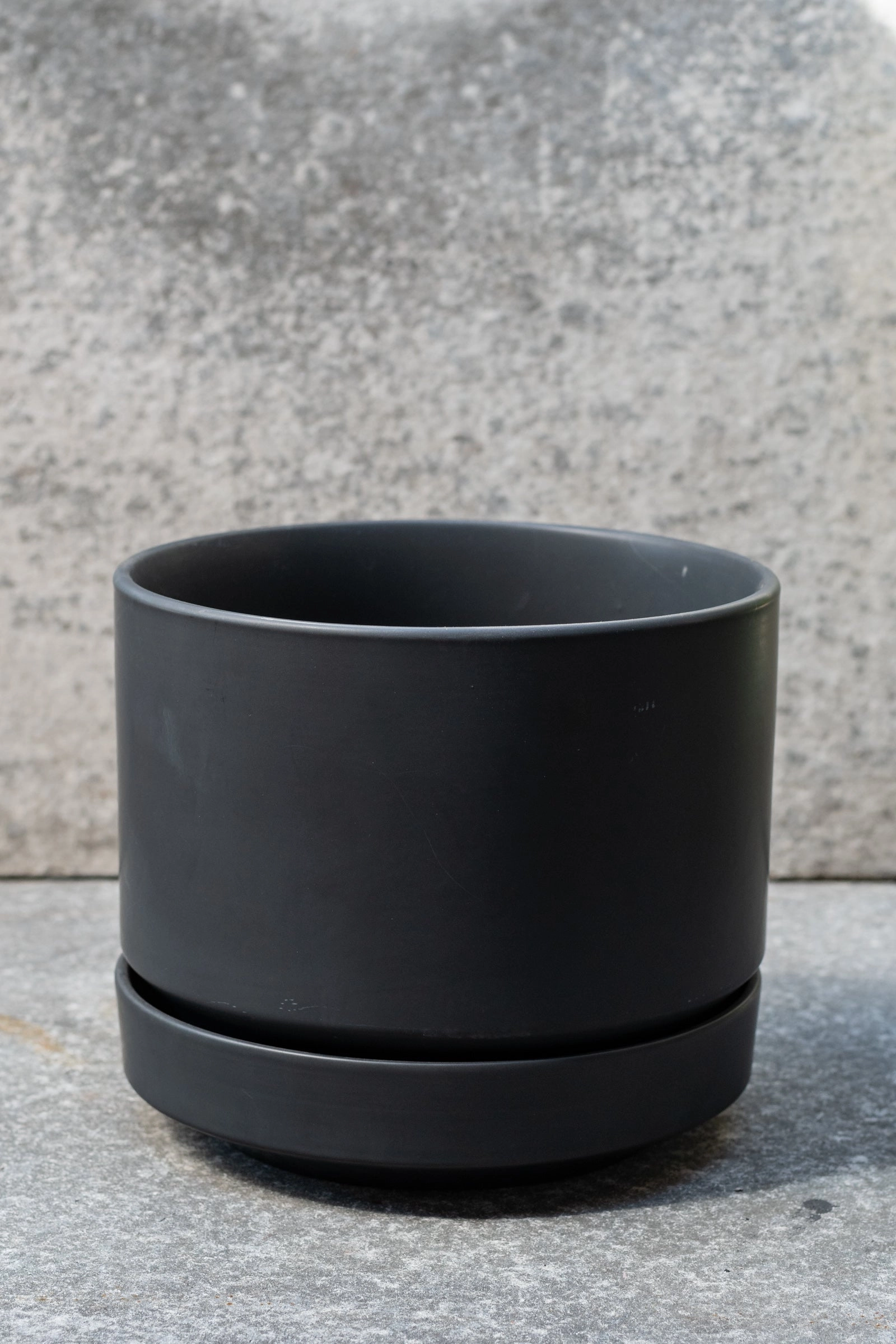 Round Two Planter Black 8"