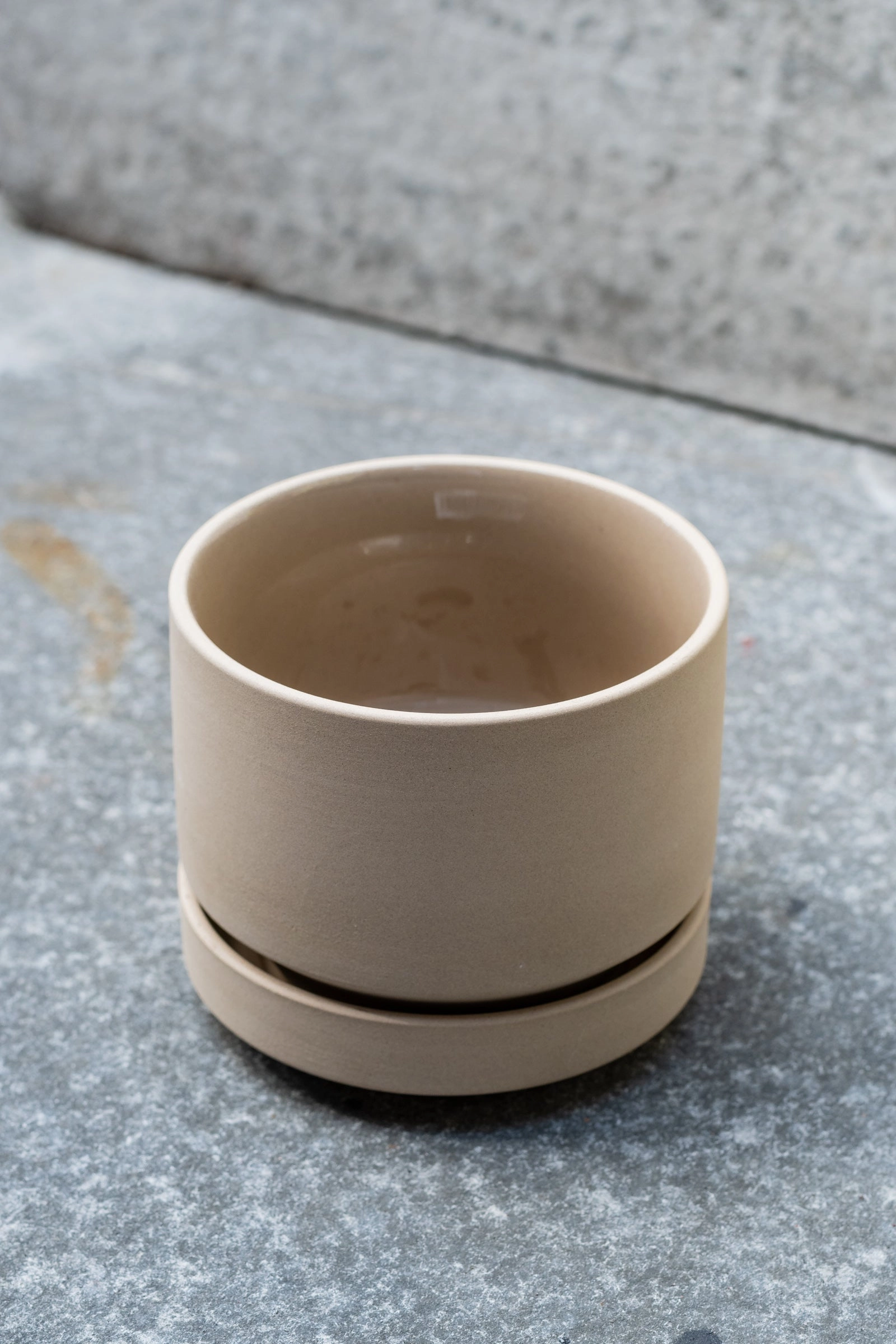 Round Two Planter Oatmeal 4"