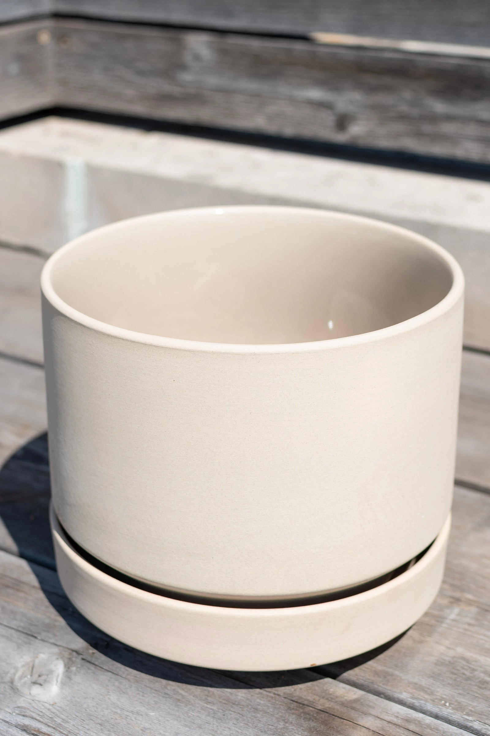 Round Two Planter Oatmeal 8"