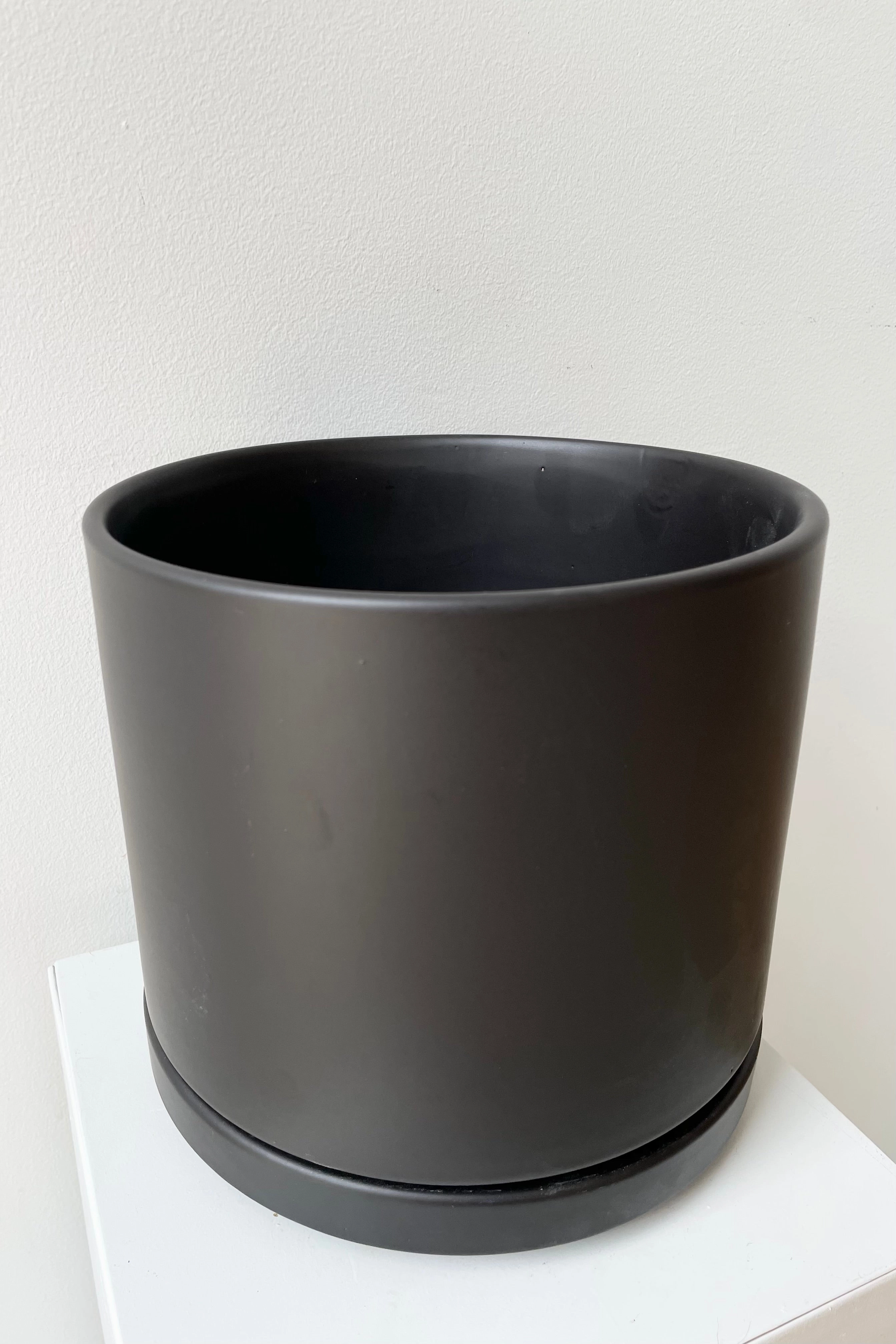 Solid Goods 8" Cylinder w/ Saucer Black