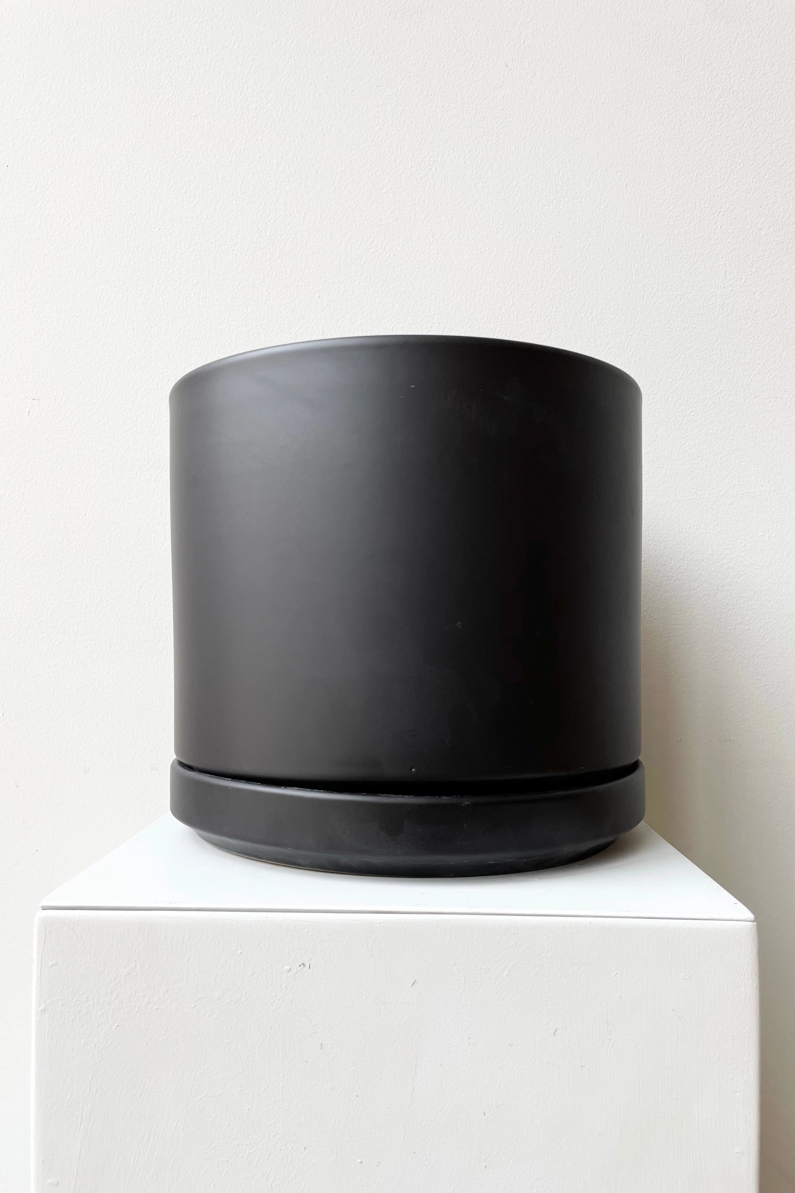 Solid Goods 8" Cylinder w/ Saucer Black