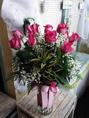 Valentine's Day 12 Hot pink Roses in a Vase,faux bloom stem 